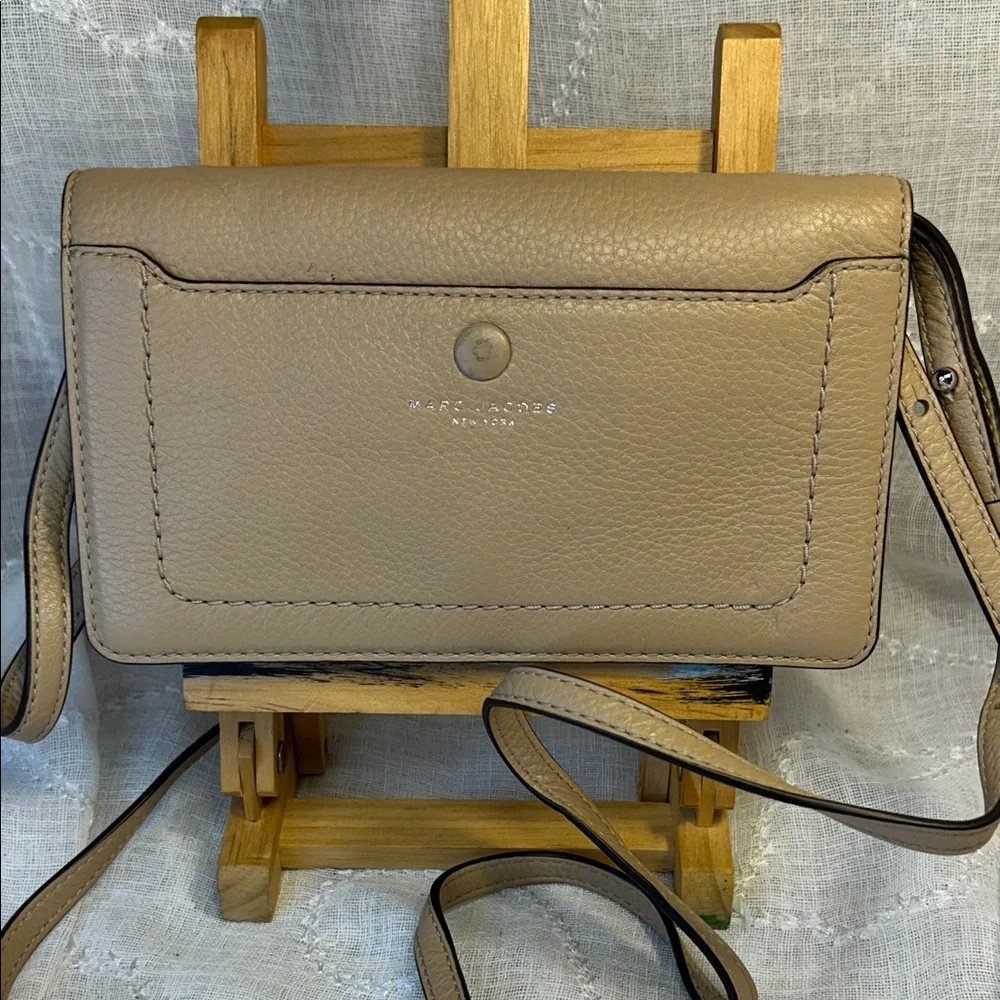 Marc Jacobs New York almost new leather pocketbook wallet shoulder/crossbody